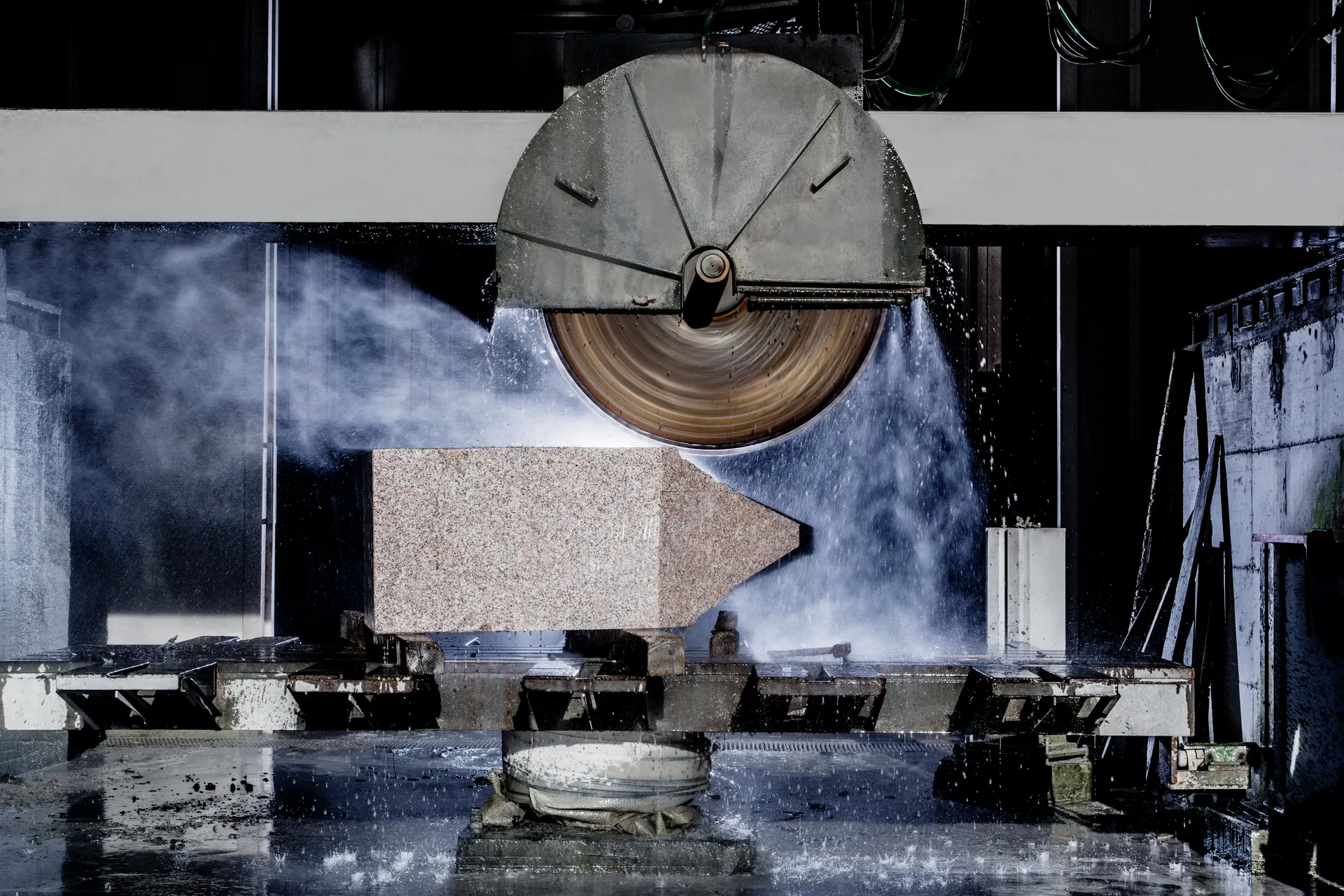 Processamento industrial de chapas de pedra