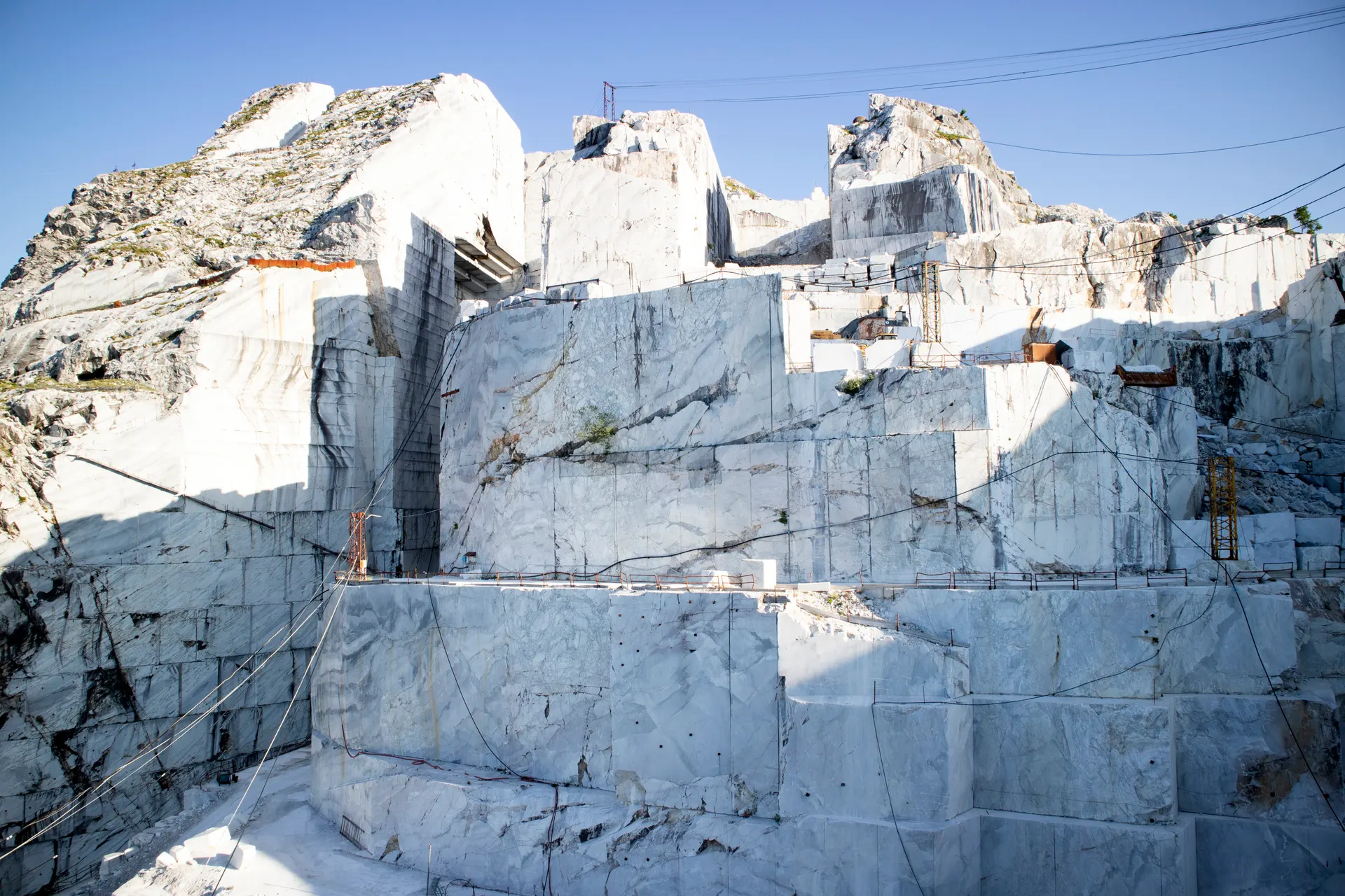 Pedreira de mármore branco nos Alpes Apuanos, Itália